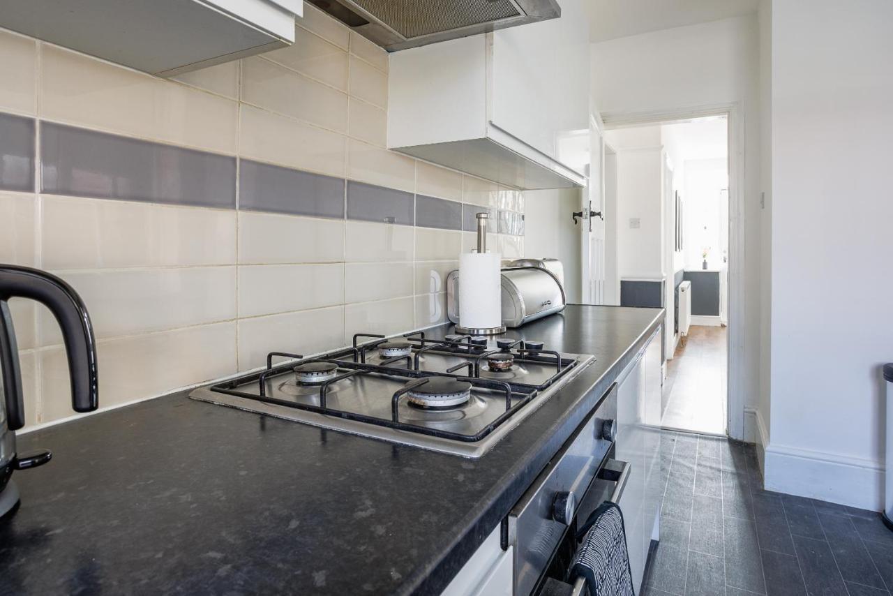 Villa Sleek 4 Bed In Newcastle- Sleeps 9 - Parking Extérieur photo